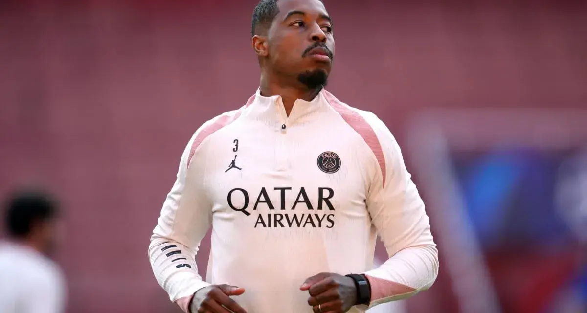 Piłkarz PSG, Kimpembe, w beżowej bluzie z logo Qatar Airways i numerem 3.