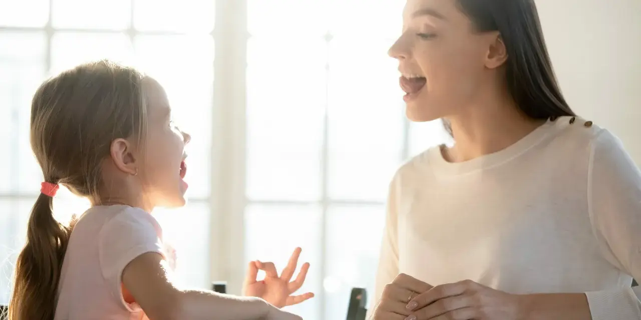 Mama uczy córkę mówić, a dziecko zaczyna rozumieć co się do niego mówi.