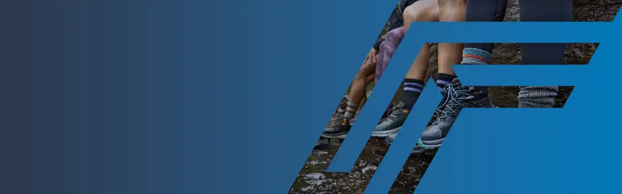 Personas con botas de montaña Hoka, perfectas para tu próxima aventura. Consulta la **guía tallas Hoka** para encontrar tu ajuste ideal.