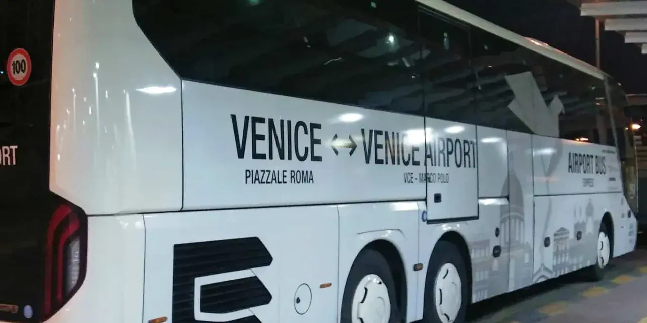 Autobus bianco con scritta "Venice <-> Venice Airport" e "Airport Bus Express". Un comodo mezzo per raggiungere l'aeroporto da Piazzale Roma.