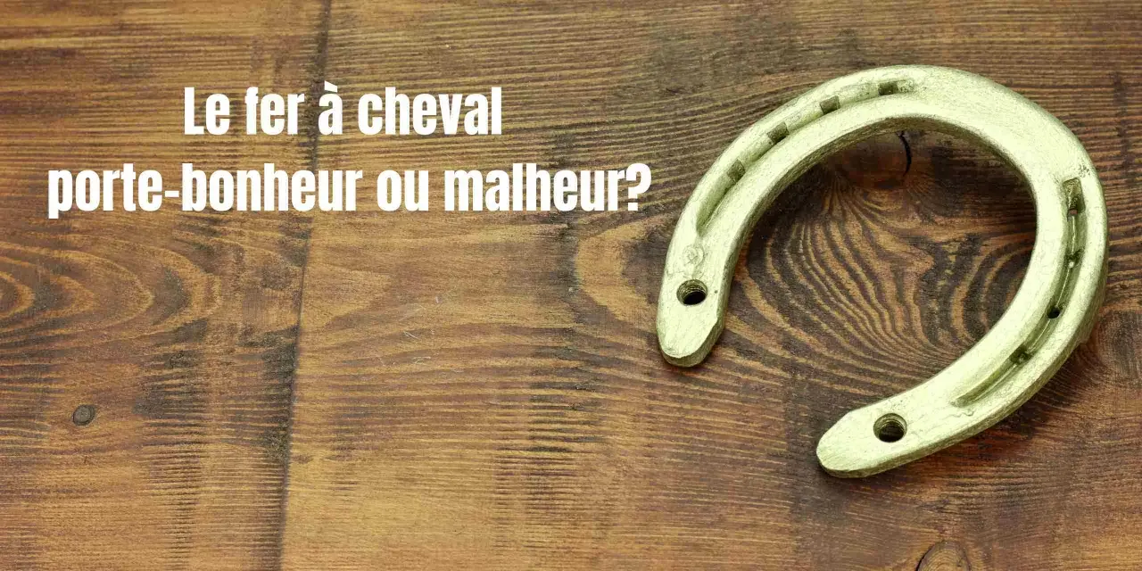 Un fer à cheval à l'envers, symbole de chance ou de malchance, repose sur un fond en bois.