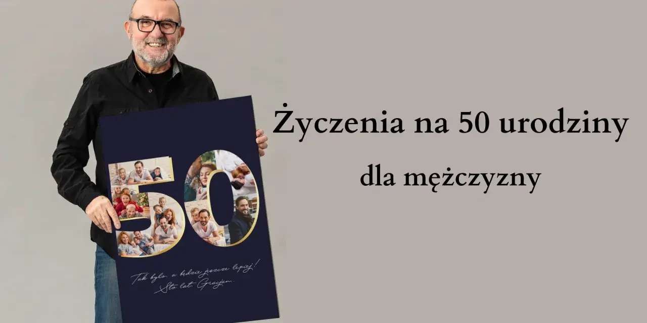 Uśmiechnięty mężczyzna prezentuje plakat z napisem "Życzenia na 50 urodziny dla mężczyzny" i kolażem zdjęć rodzinnych w kształcie cyfry 50.