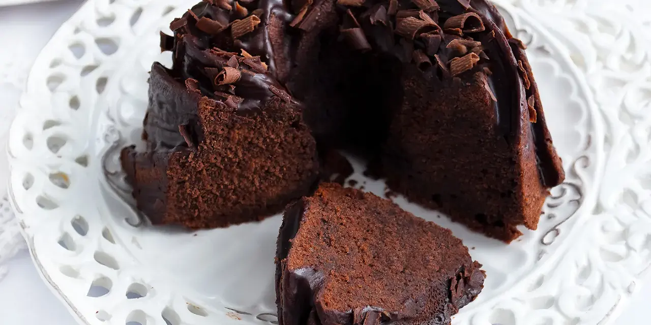 Puszysta babka z mascarpone i kakao, oblana czekoladą i posypana wiórkami. Idealna na deser.
