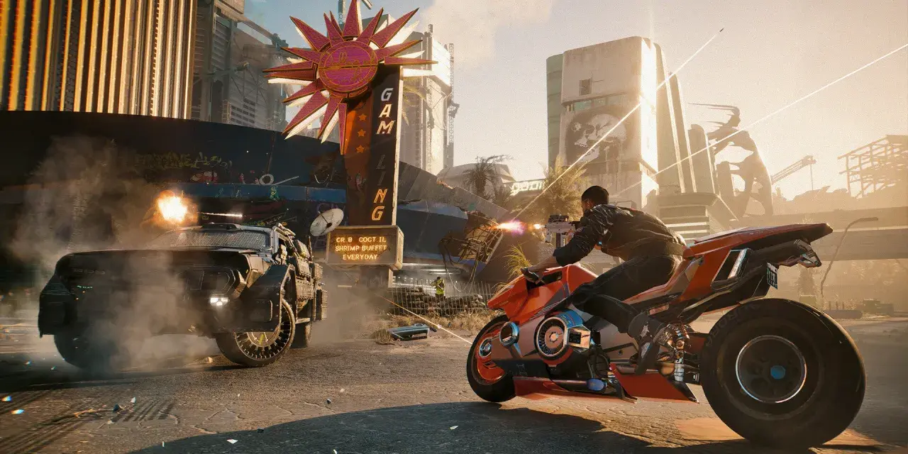 Postapokaliptyczna scena z gry Cyberpunk 2077: mężczyzna na motocyklu strzela do samochodu w futurystycznym mieście.