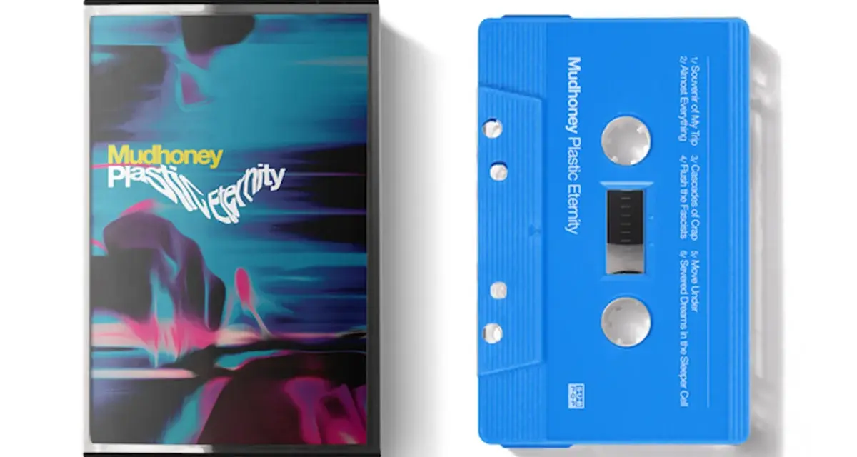 Kaseta Mudhoney "Plastic Eternity" - pamiątka z mojej podróży. Niebieska kaseta z listą utworów, obok okładka albumu.