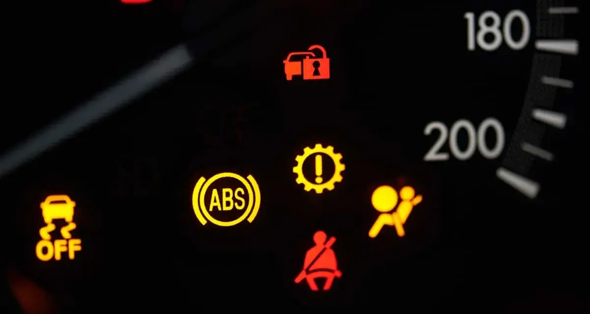 Armaturenbrett mit leuchtenden Warnleuchten: ABS, ESP, Airbag, Gurtwarner. Die airbag kontrollleuchte ausschalten ist das Ziel.
