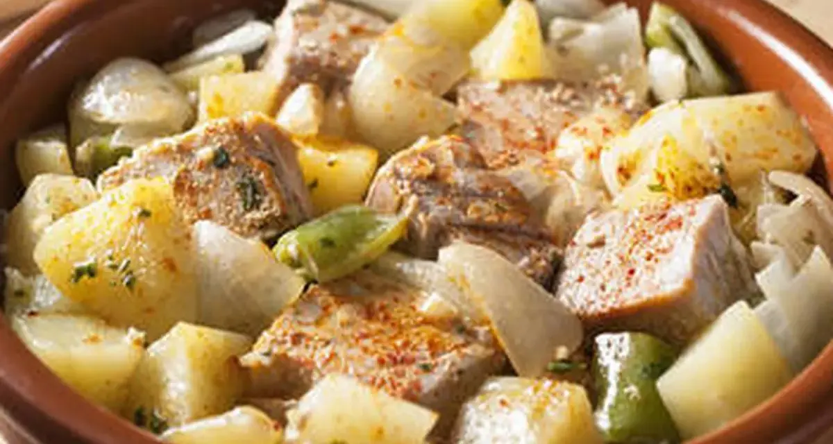 Un delicioso marmitako de atún con patatas, pimientos y cebolla en una cazuela de barro.