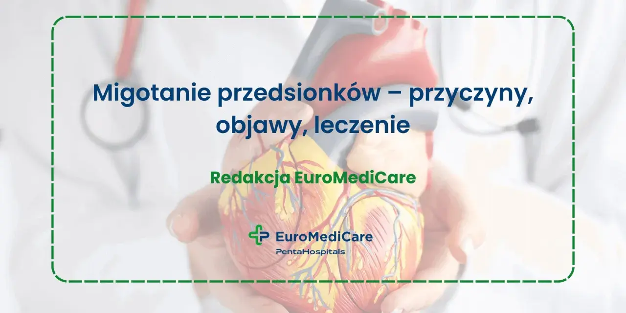 Model serca w dłoniach, tekst o migotaniu przedsionków, objawy i leczenie.