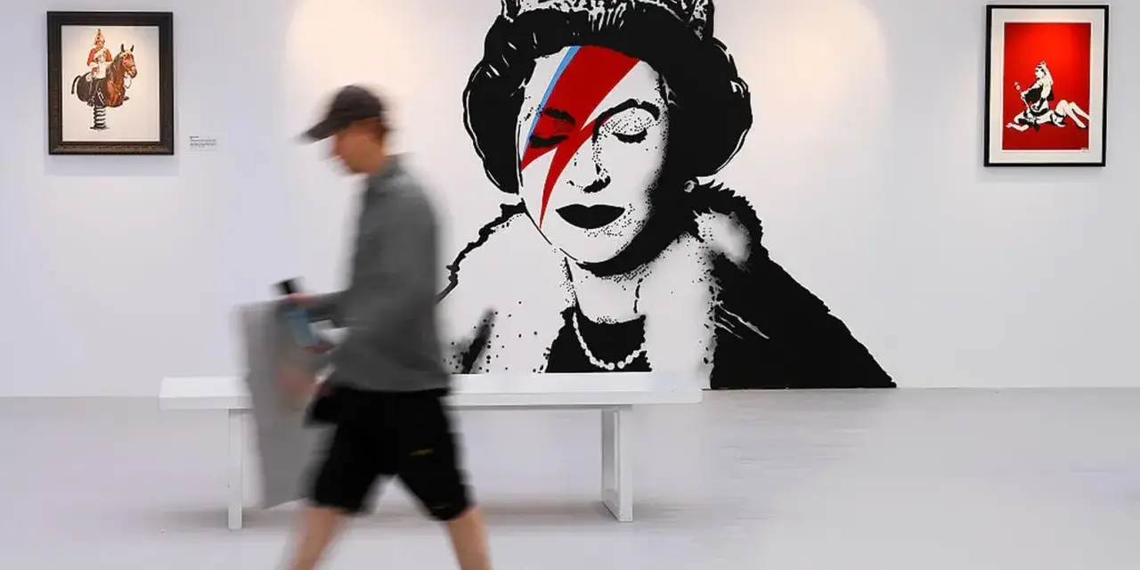 W galerii sztuki widzimy słynne dzieła Banksy'ego: portret królowej z błyskawicą na oku, nawiązującą do Davida Bowiego, oraz inne prace.