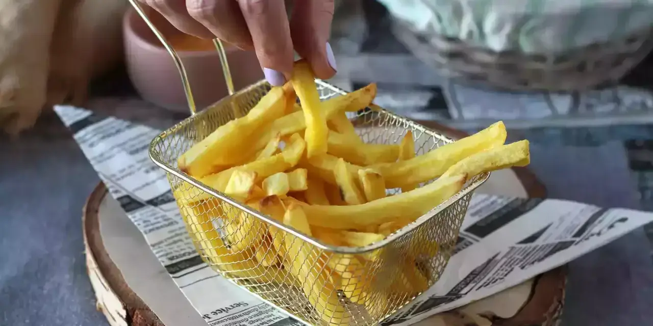 Chrupiące frytki z frytkownicy, idealne do szybkich przekąsek. Szukasz inspiracji? Sprawdź nasze airfryer przepisy po polsku!