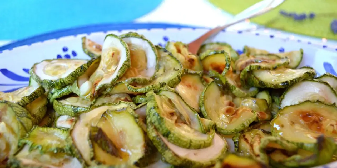 Zucchine in carpione, affettate e condite, pronte per essere gustate.