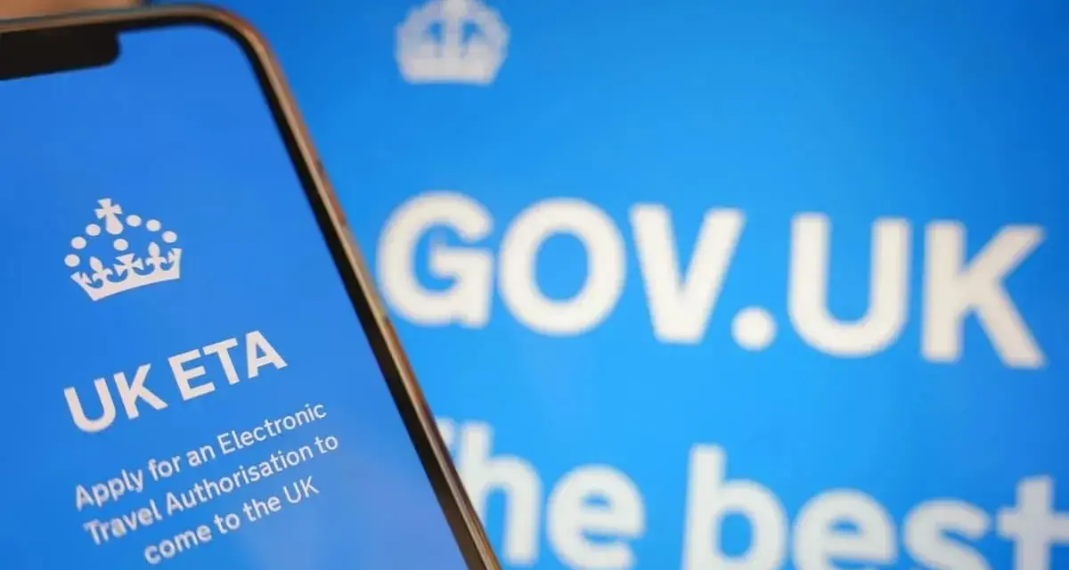 Un téléphone affiche "UK ETA" pour une autorisation de voyage électronique, un peu comme un passeport pour Edimbourg.