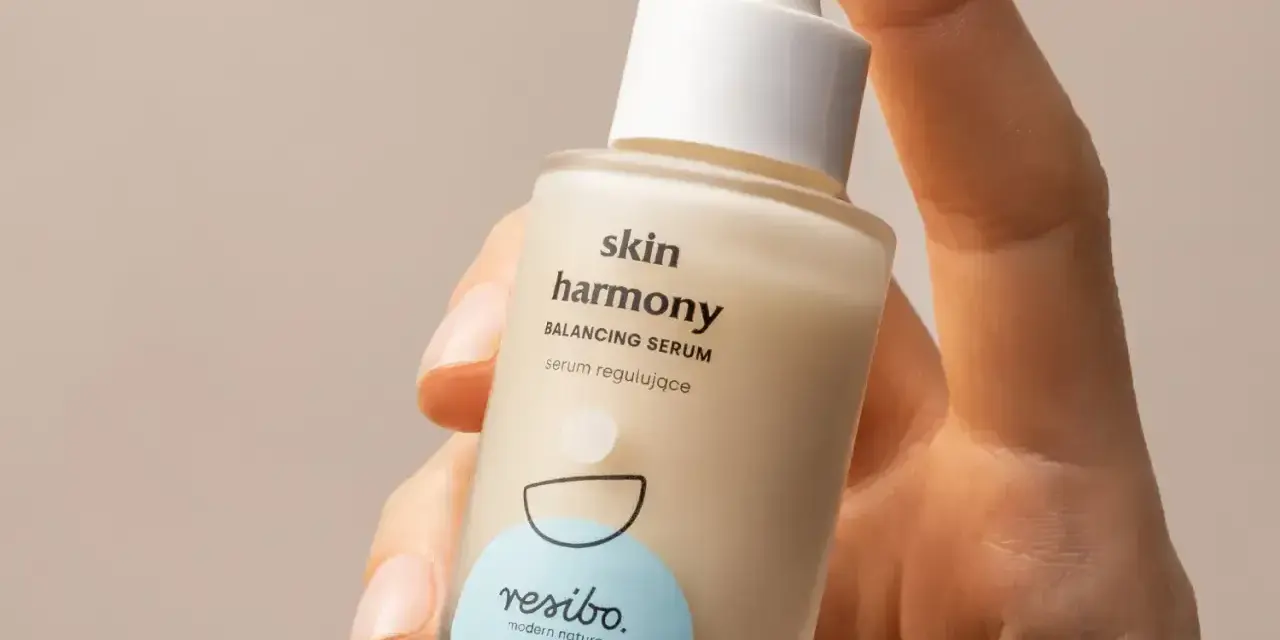Dłoń trzyma buteleczkę serum Resibo Skin Harmony. Składnik alantoina dba o ukojenie skóry.