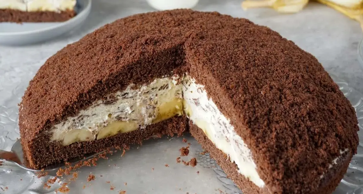 Schokoladiger Maulwurfkuchen mit Bananen und Sahne. Ein leckeres Maulwurfkuchen Rezept für jeden Anlass.