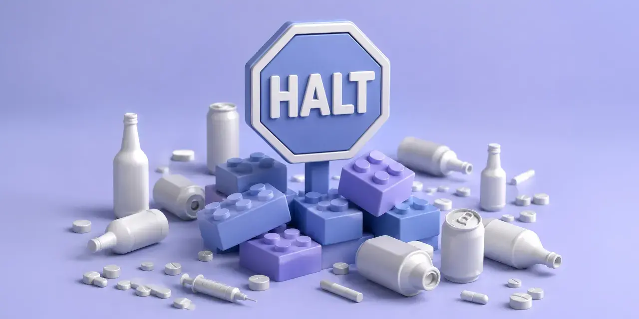 Symbol "HALT" otoczony klockami i przedmiotami kojarzonymi z nałogami, jak butelki, puszki, tabletki i strzykawka. Program halt przykłady.