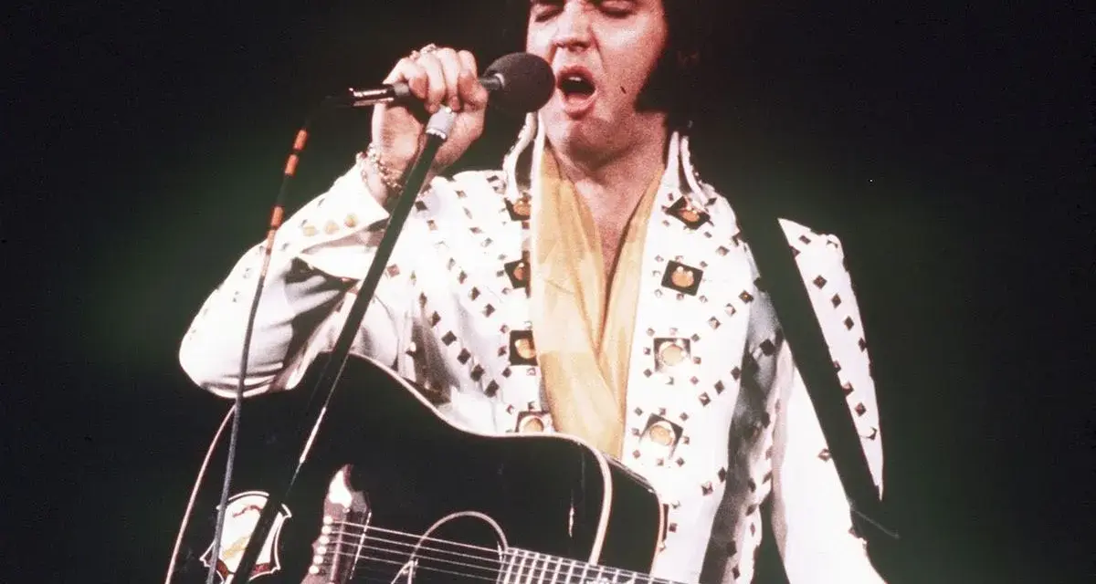Elvis Presley singt mit Gitarre, trotz seiner bekannten elvis presley krankheit.