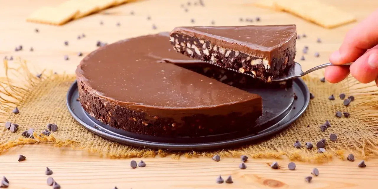 Una fetta di golosa torta fredda senza cottura al cioccolato, con biscotti e nocciole, viene servita.