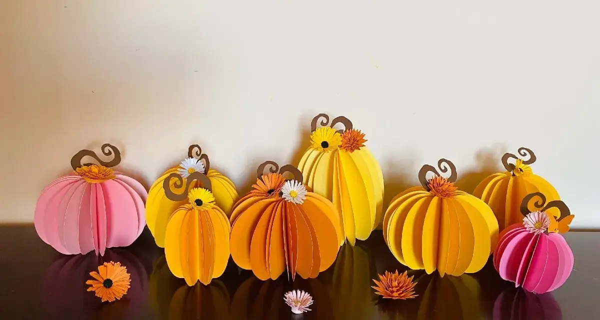 Pyssla halloween med söta papperspumpor i rosa och gult. Perfekt för höstmyset!