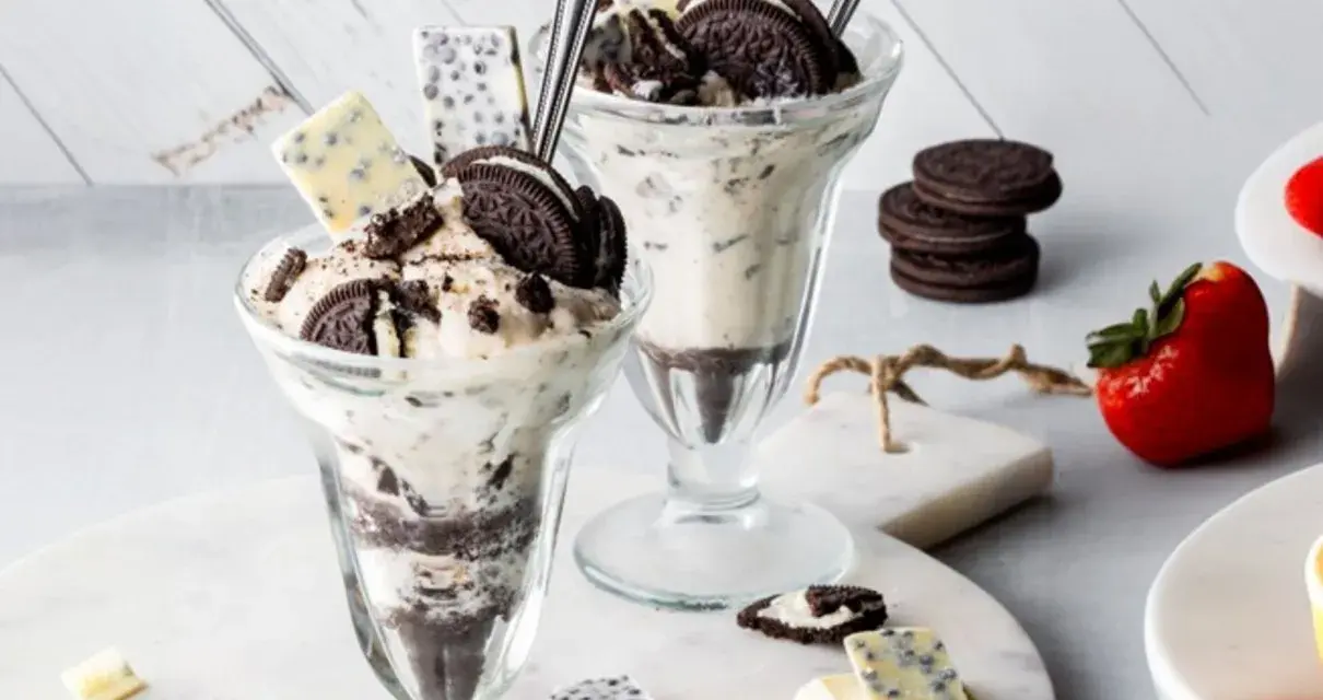 Dwa puchary lodów z kawałkami oreo i białej czekolady. Idealne na deser, gdy masz ochotę na oreo ciastka.