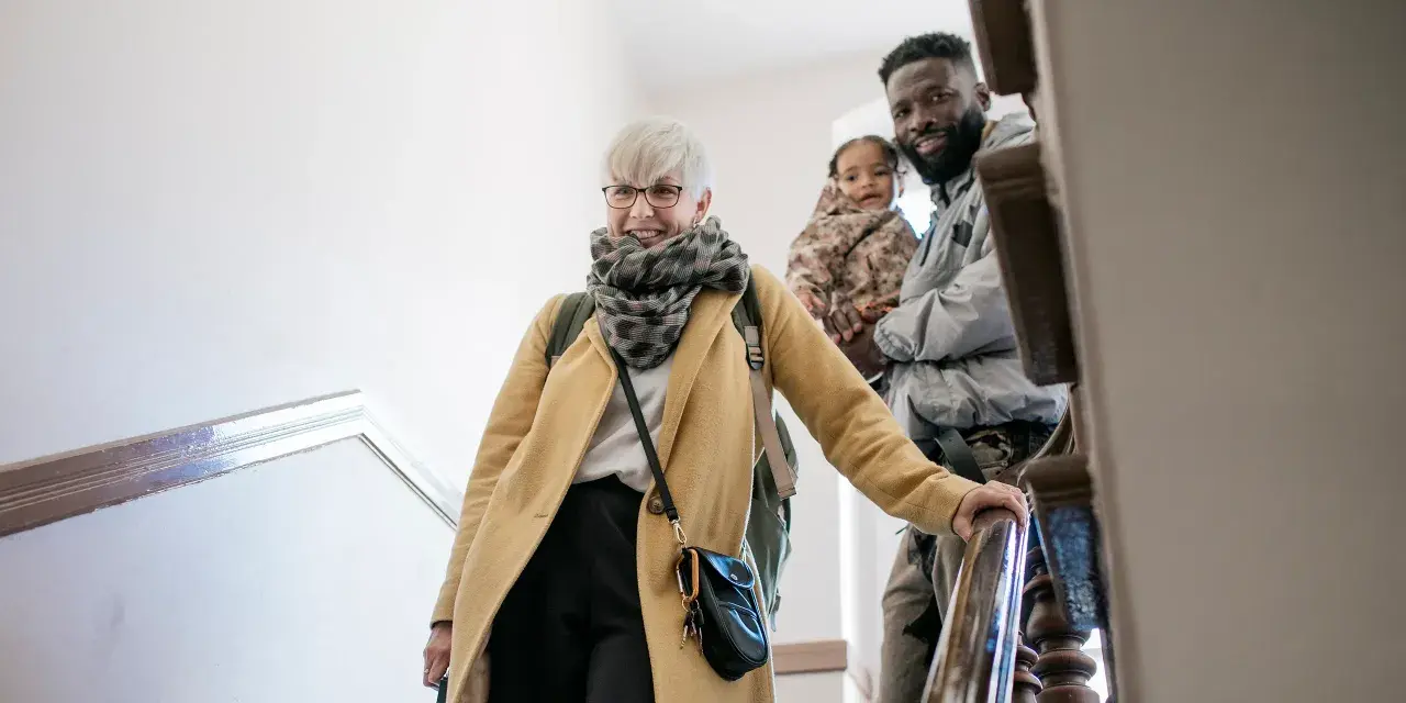 Glückliche Familie auf Treppe, die sich auf den Weg macht. Mit Ehe-Rechtsschutz ohne Wartezeit sind sie für alles gerüstet.