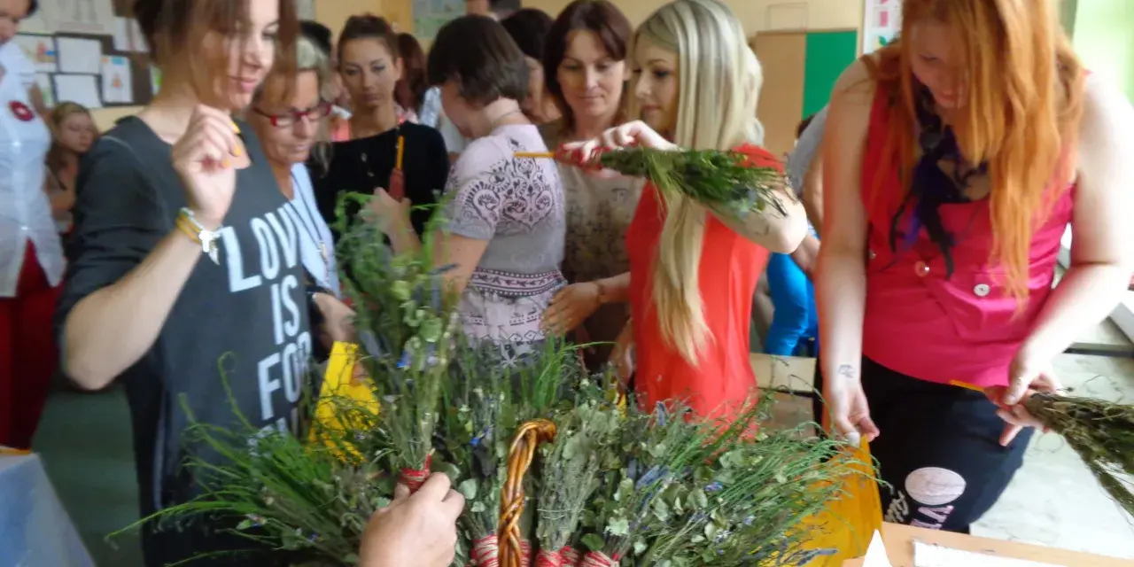 Grupa kobiet tworzy bukiety z ziół, przechodząc od tradycyjnej magii do psychotroniki.