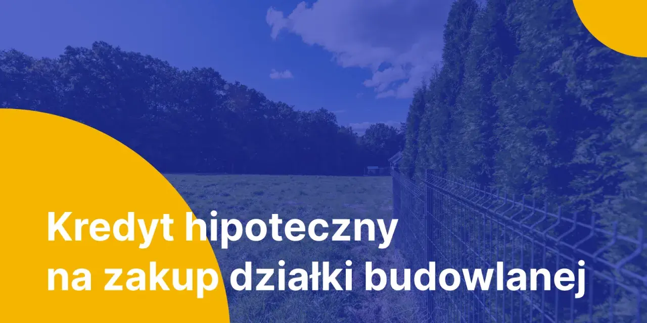 Kredyt hipoteczny na zakup działki budowlanej. Tuje i ogrodzenie na tle błękitnego nieba z chmurami.