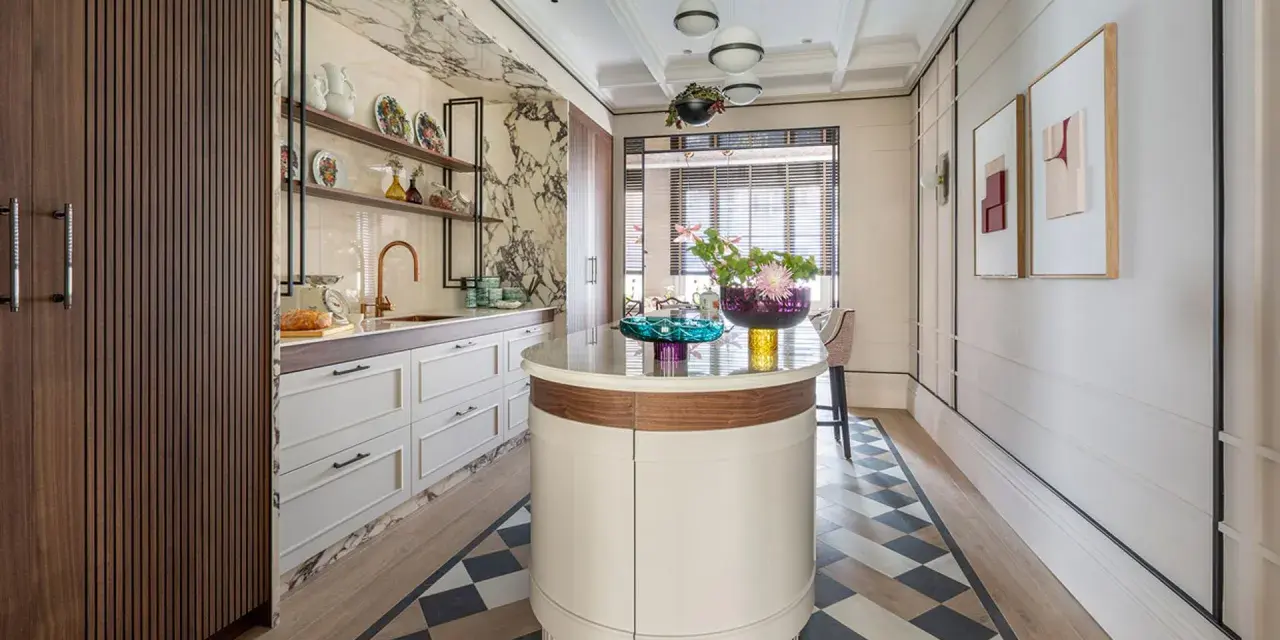 Cocina moderna y elegante, ideal para reformar tu hogar. Isla central, encimeras de mármol y detalles en cobre.