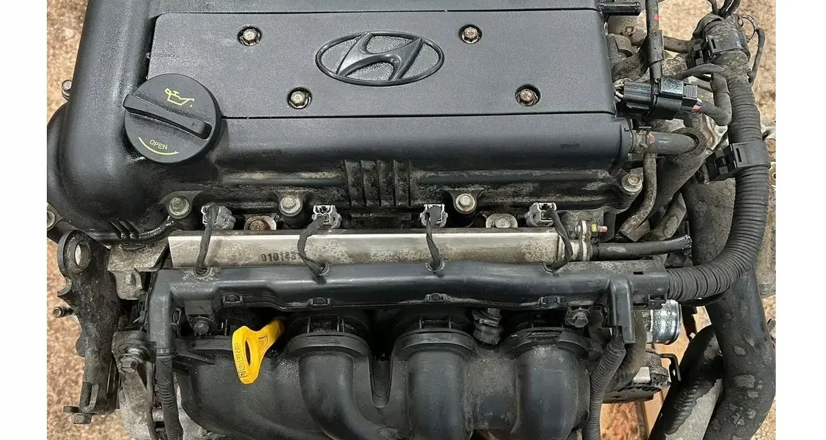Silnik Hyundai i30 1.4 benzyna, gotowy do montażu. Widoczny korek wlewu oleju i żółta miarka.