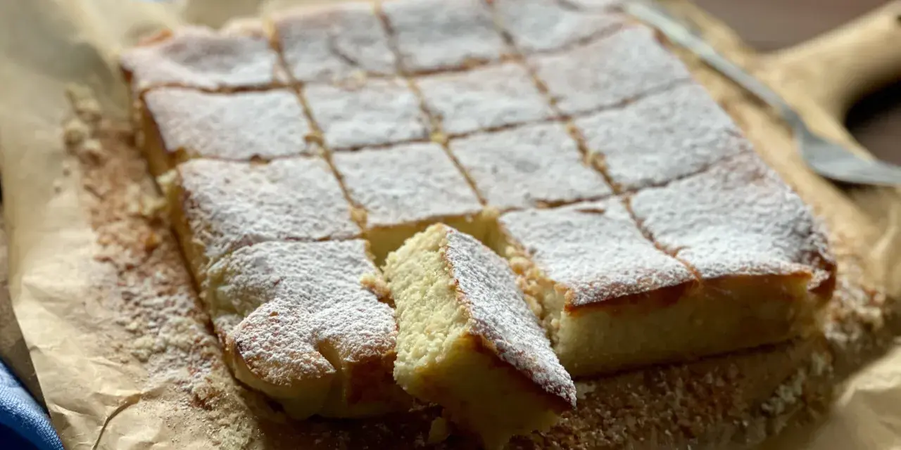 Una deliziosa torta delle monache, tagliata a quadrotti e cosparsa di zucchero a velo, pronta per essere gustata.