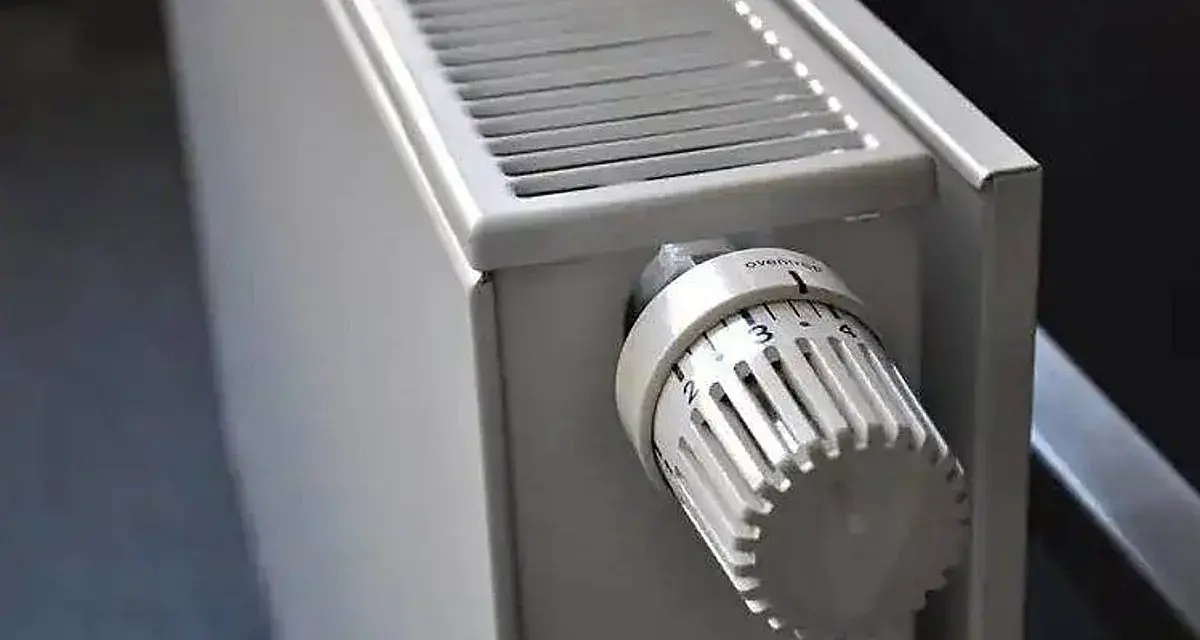 Termostato de un circuito de calefacción por radiadores de agua, ajustando la temperatura.