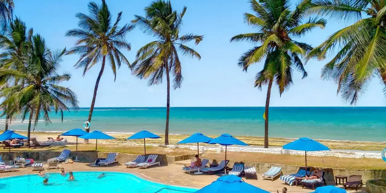 Rajski wypoczynek na plaży Diani. Błękitny basen, palmy i ocean. Idealne miejsce na relaks.