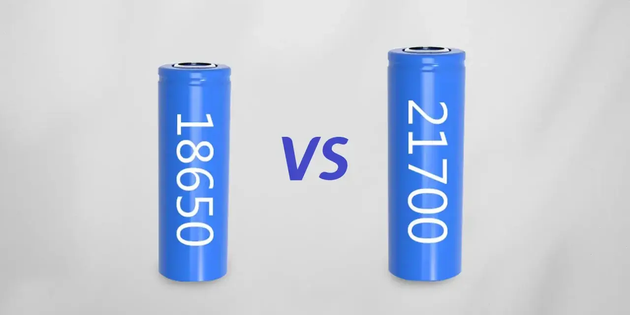 Dos baterías cilíndricas azules, una etiquetada "18650" y otra "21700", separadas por un símbolo "VS".