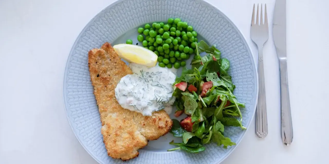 Panerad fisk med ärtor, sallad och en krämig skolans dillsås. En klassisk svensk rätt som smakar sommar.