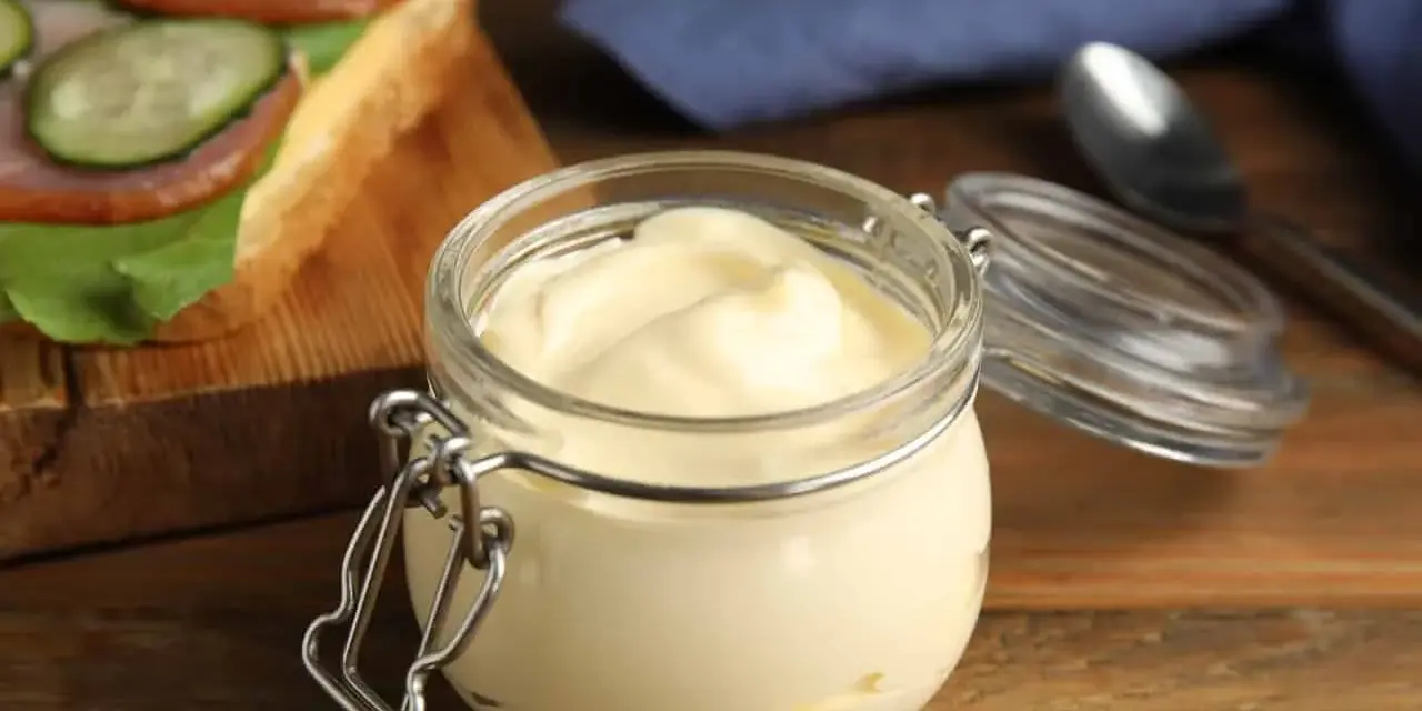 Un pot de mayonnaise maison sans oeuf, crémeuse et onctueuse, prête à garnir un sandwich.