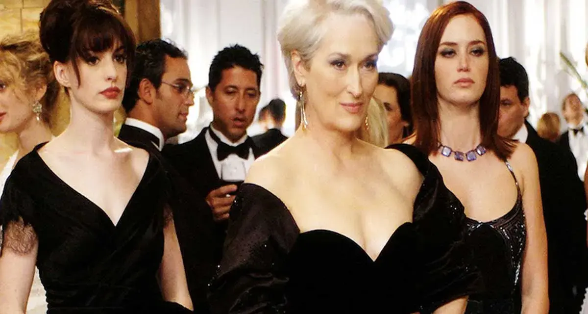 Il cast de Il diavolo veste Prada: Anne Hathaway, Meryl Streep e Emily Blunt in abiti eleganti.
