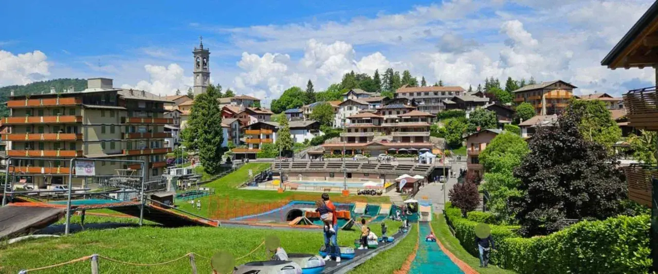 Divertimento estivo a Selvino: scivoli, giochi e un paesaggio incantevole. Scopri cosa fare a Selvino per una giornata indimenticabile.