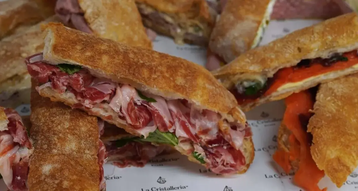 Pan de cristal ripieni di salumi e salmone affumicato, un'esplosione di sapori.
