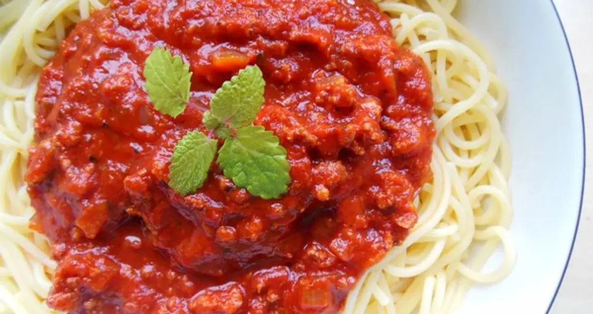 Sos spaghetti z mięsem: ile kalorii? Zmniejsz je sprytnie!