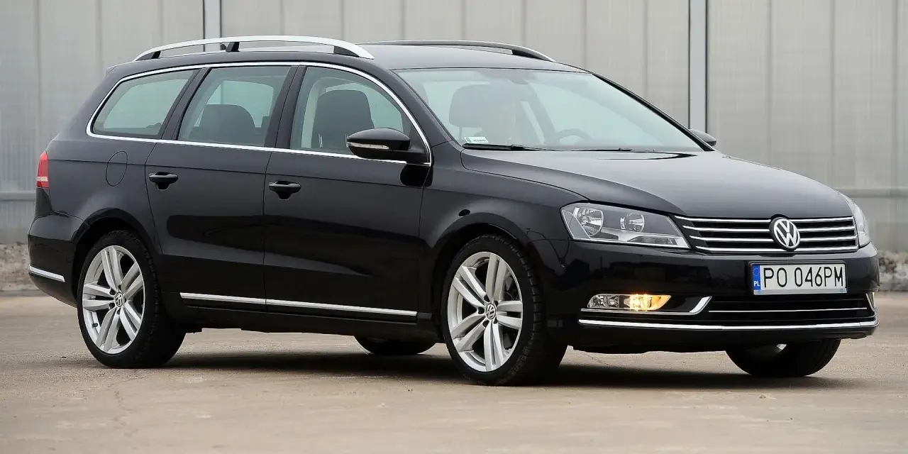 Czarny Volkswagen Passat B7 Variant, popularny wśród kierowców, prezentuje się elegancko. Wiele pozytywnych passat b7 opinie potwierdza jego wszechstronność.