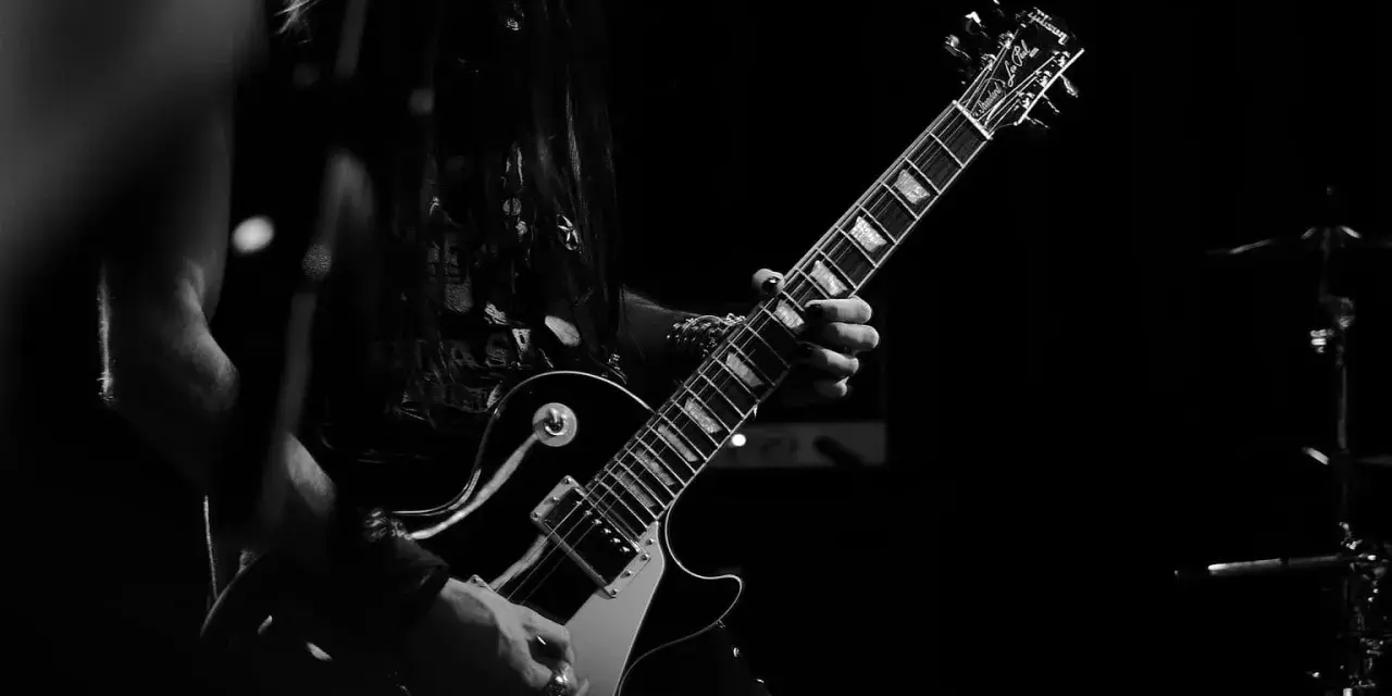 Ein Gitarrist spielt einen fetten Gitarren Riff auf einer E-Gitarre.