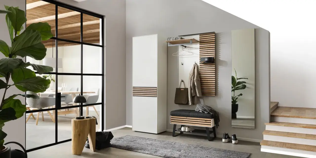 Modernen eingangsbereich gestalten: Garderobe, Bank, Spiegel und Teppich schaffen Ordnung. Ein Holzhocker und eine Pflanze setzen Akzente.