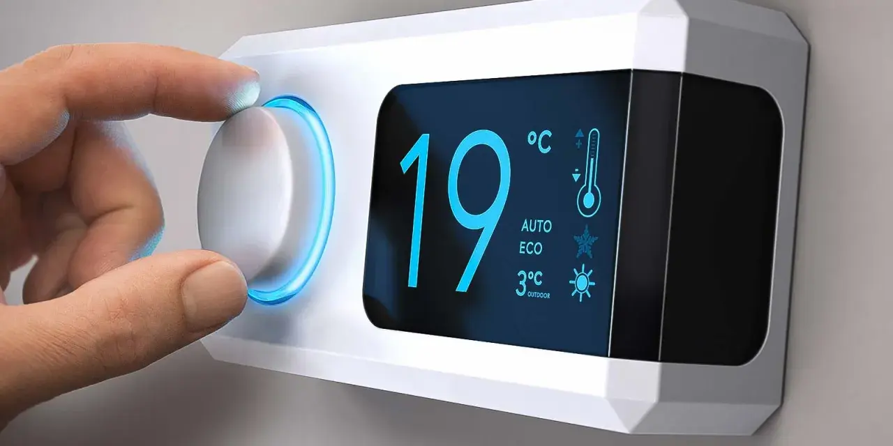 Dito come funziona un termostato wifi: una mano regola la temperatura su un display digitale moderno.