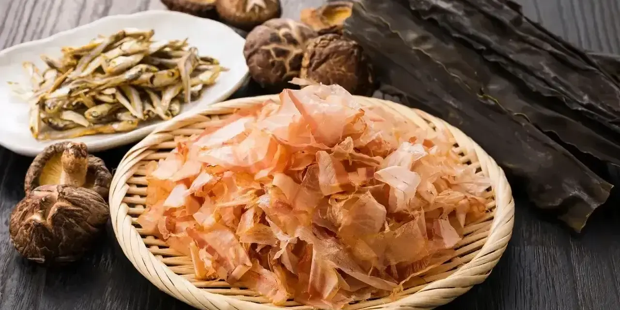 Suszone rybki, grzyby shiitake, wodorosty kombu i płatki bonito – składniki, które nadają potrawom głęboki, bogaty smak umami.