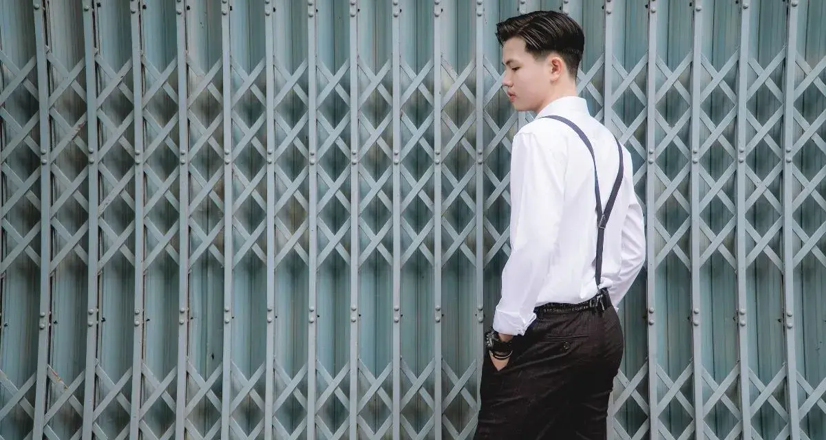 Elegancki mężczyzna w białej koszuli i szelkach, gotowy na white party.