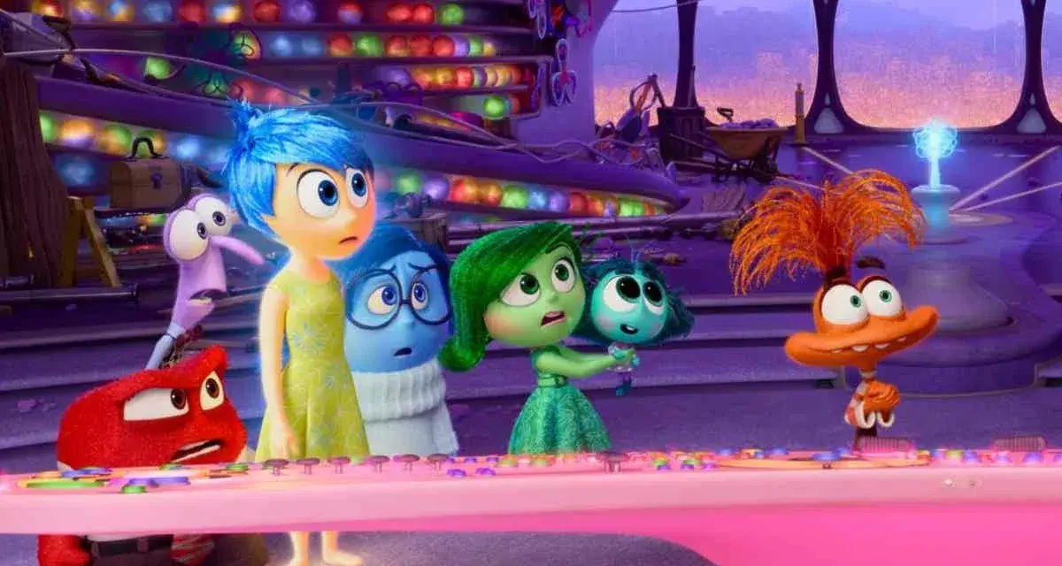 Le emozioni di Inside Out 2, tra cui Gioia, Tristezza e Disgusto, si preparano all'uscita del film con nuovi personaggi.