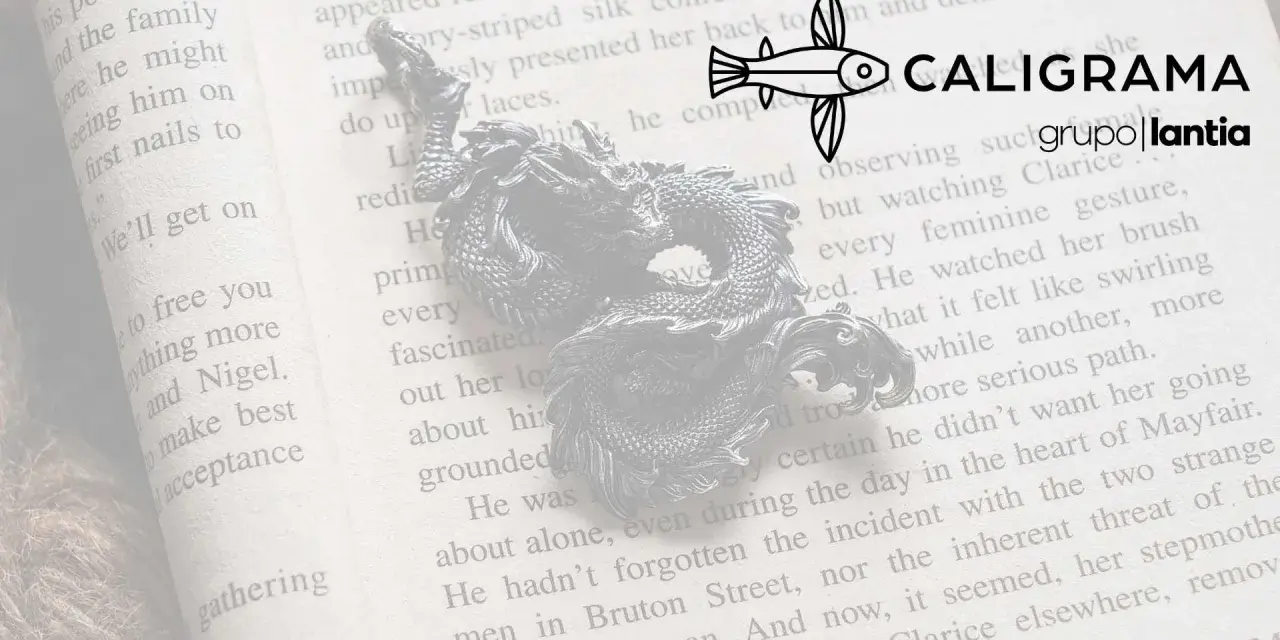 Un dragón plateado sobre un libro abierto, ideal para inspirar nombres para personajes de libros.