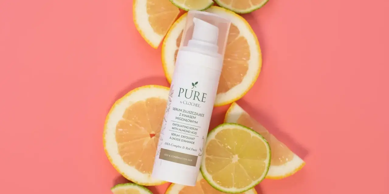 Białe serum PURE by CLOCHEE z kwasem migdałowym, otoczone plasterkami cytrusów. Idealne dla skóry tłustej i mieszanej.
