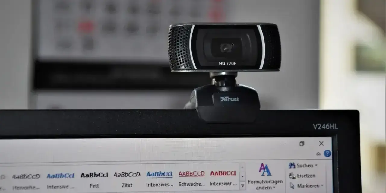Kamera internetowa na monitorze. Chcesz wiedzieć, jak zrobić zdjęcie na laptopie? To proste, wystarczy podłączyć kamerkę!