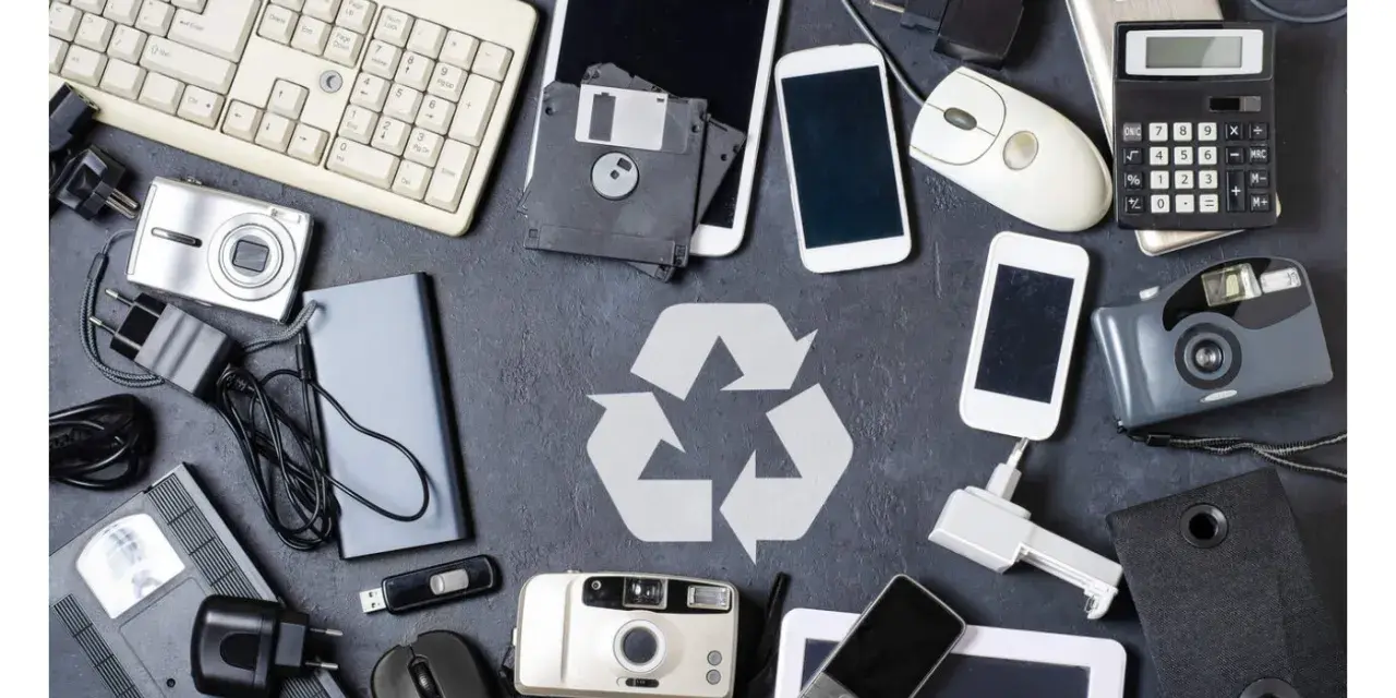 Klawiatura, myszki, telefony, aparat, dyskietki, ładowarki, kalkulator, tablet, powerbank, kamera VHS – to wszystko zaliczamy do elektrośmieci.