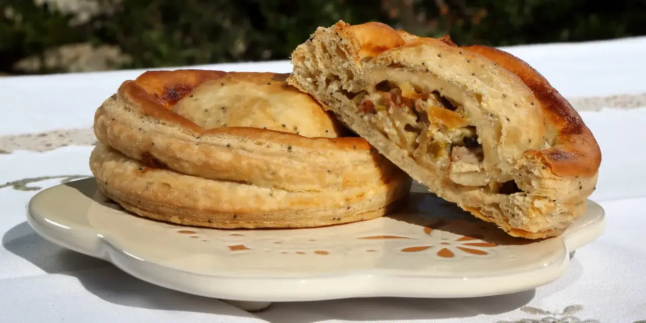 Rustico leccese ricetta: sfogliata dorata ripiena di formaggio e verdure, un classico salentino.